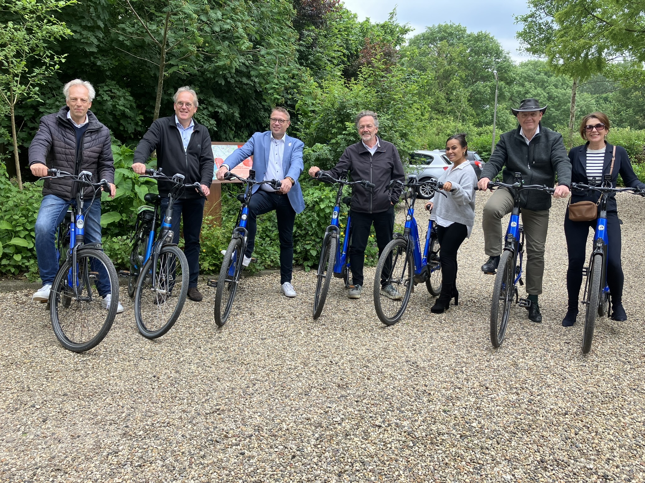 Alle leden van het college van de gemeente Vijfheerenlanden startklaar om de jubileumfietstocht te fietsen