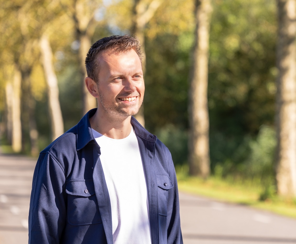 Foto van de bovenkant  van Jan Cor, staand in een groene omgeving met bomen