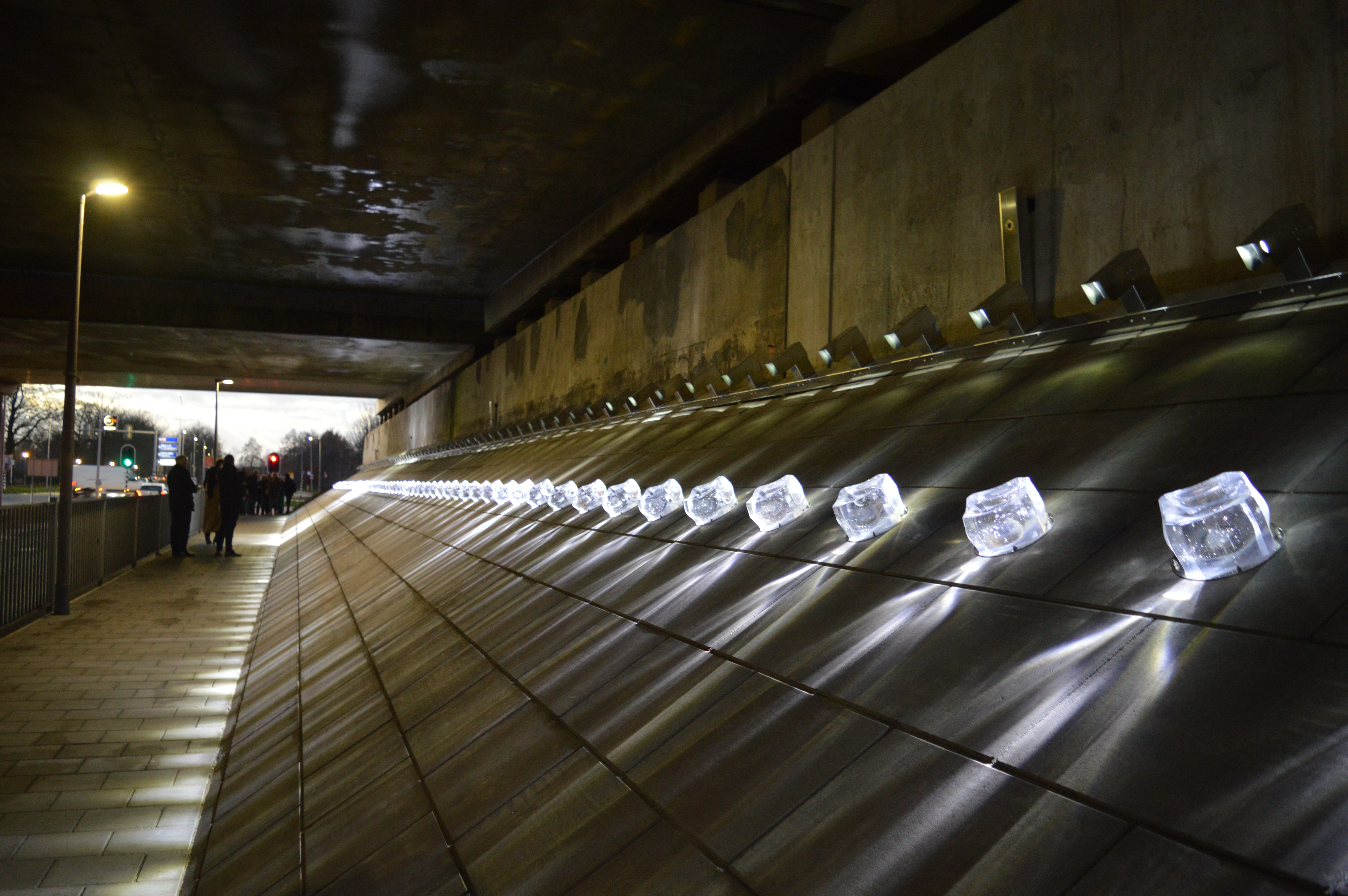 Zijaanzicht van de schuine uur onder het viaduct waar de lampen zijn geplaatst